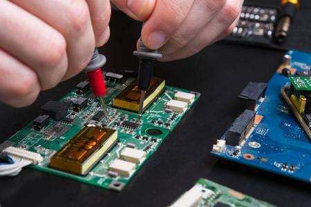 《DIP 与 SMT：电子组装领域的要害手艺比照》