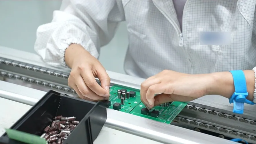 《手工焊接VS机械焊接：PCBA质量差别惊心动魄！尊龙凯时用“零缺陷”怎样破局？》